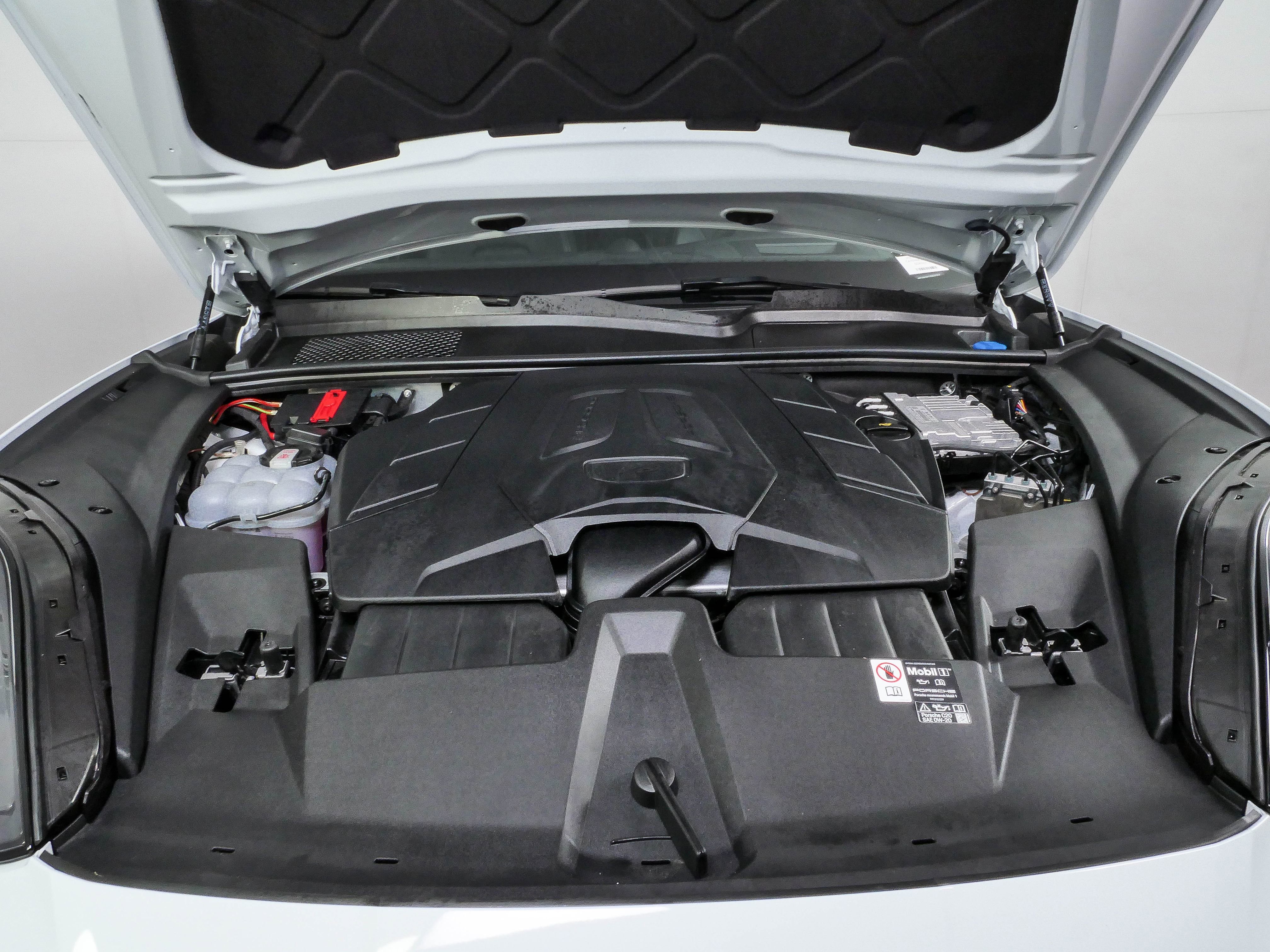 Certified 2025 Porsche Cayenne Coupe AWD/4WD image 37