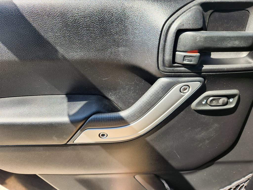 Used 2016 Jeep Wrangler Unlimited Sahara w/ Connectivity Group image 21