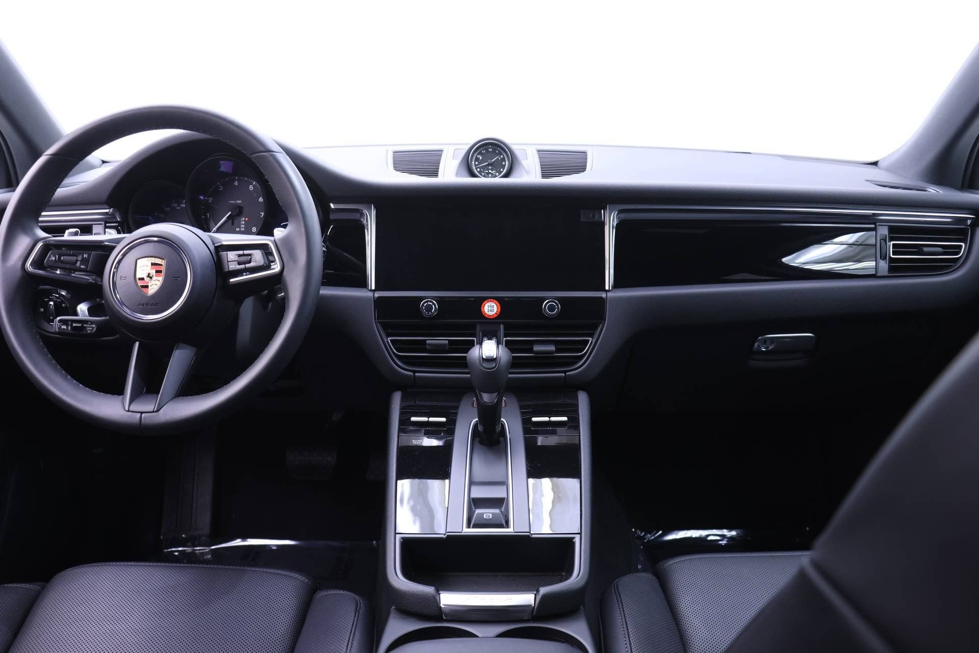 Used 2025 Porsche Macan AWD/4WD image 18