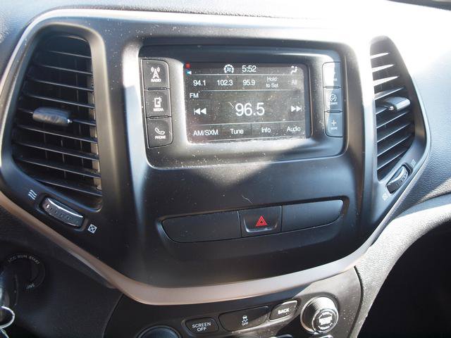 Used 2016 Jeep Cherokee Latitude w/ Cold Weather Group AWD/4WD image 10