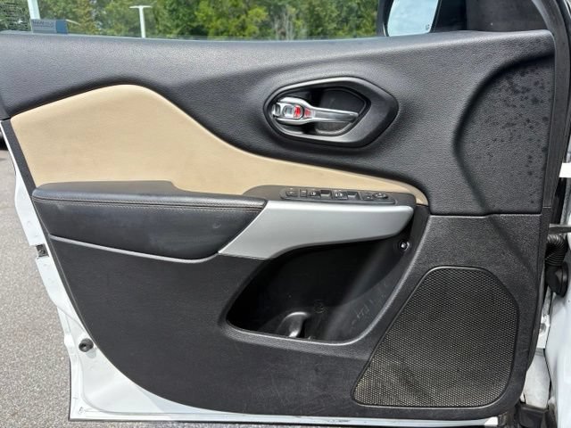 Used 2017 Jeep Cherokee Limited FWD image 10