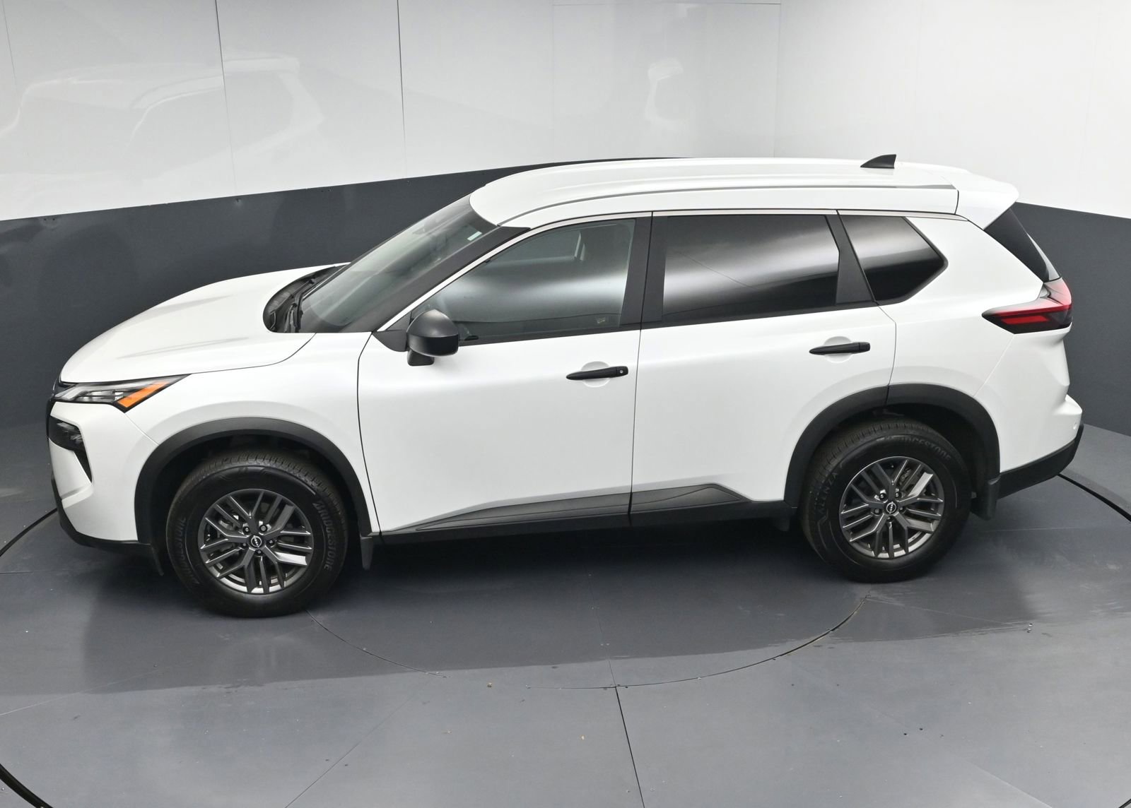 Used 2025 Nissan Rogue S image 34