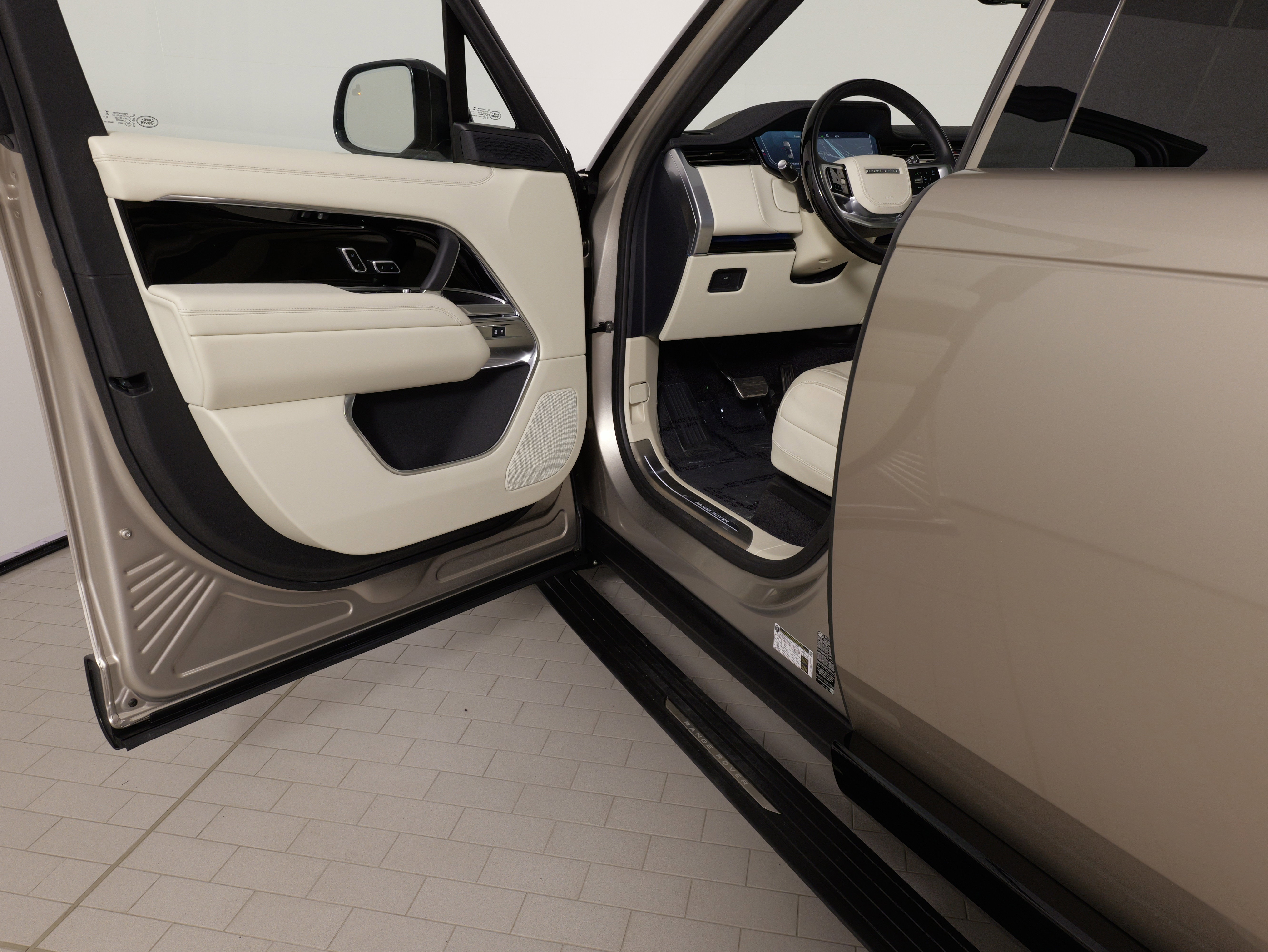 Used 2025 Land Rover Range Rover Long Wheelbase SE image 26