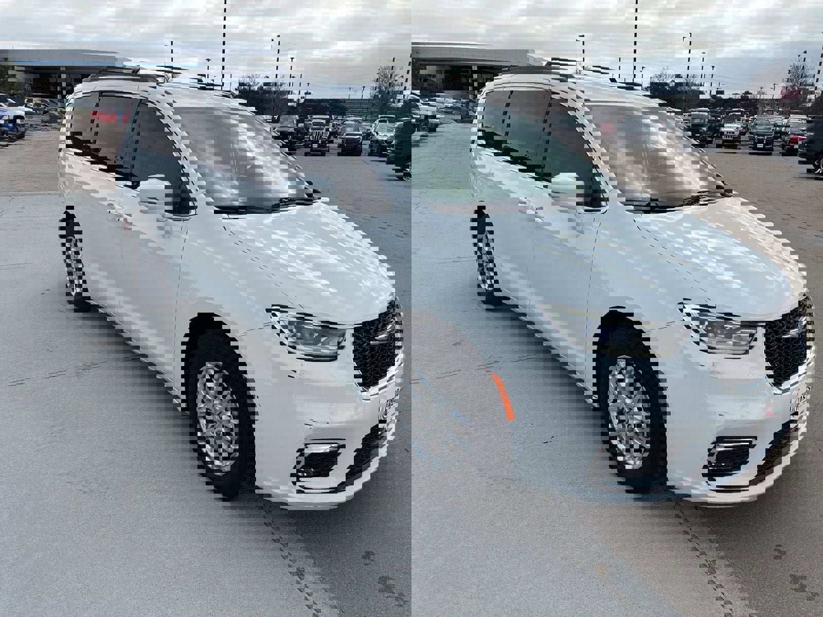 Used 2022 Chrysler Pacifica Touring-L image 10