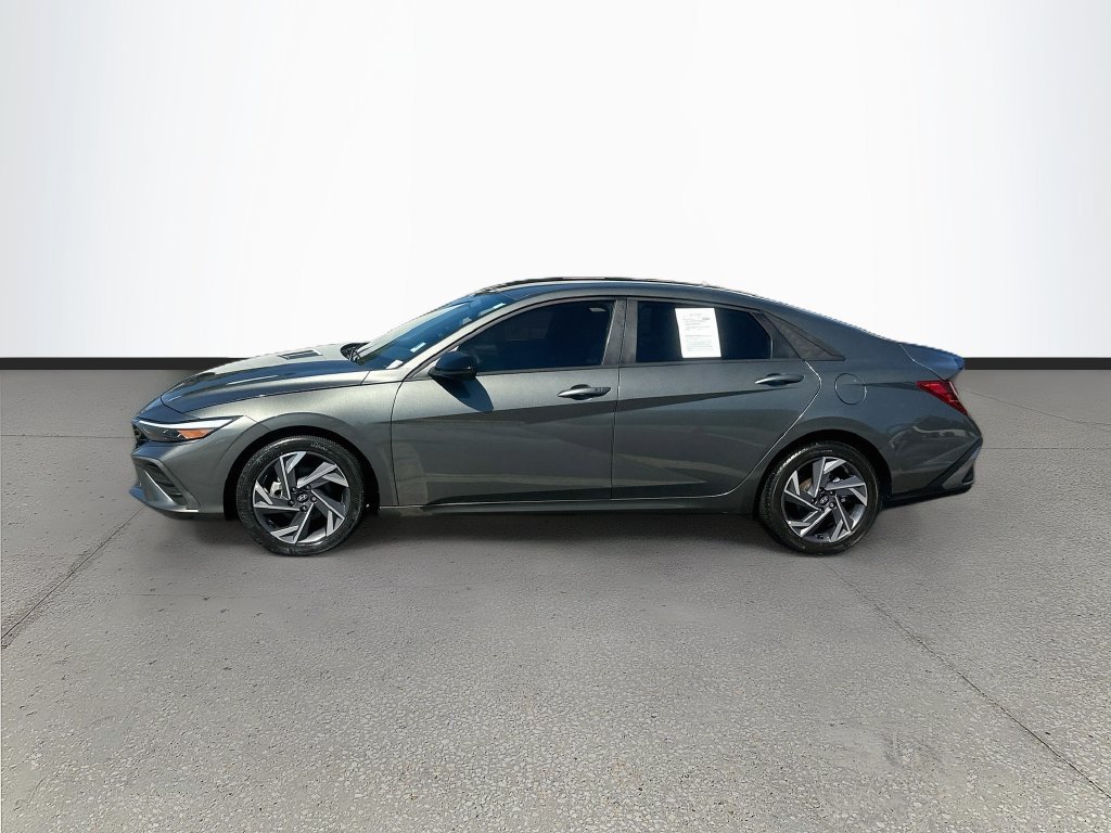 Used 2025 Hyundai Elantra Sport FWD image 4