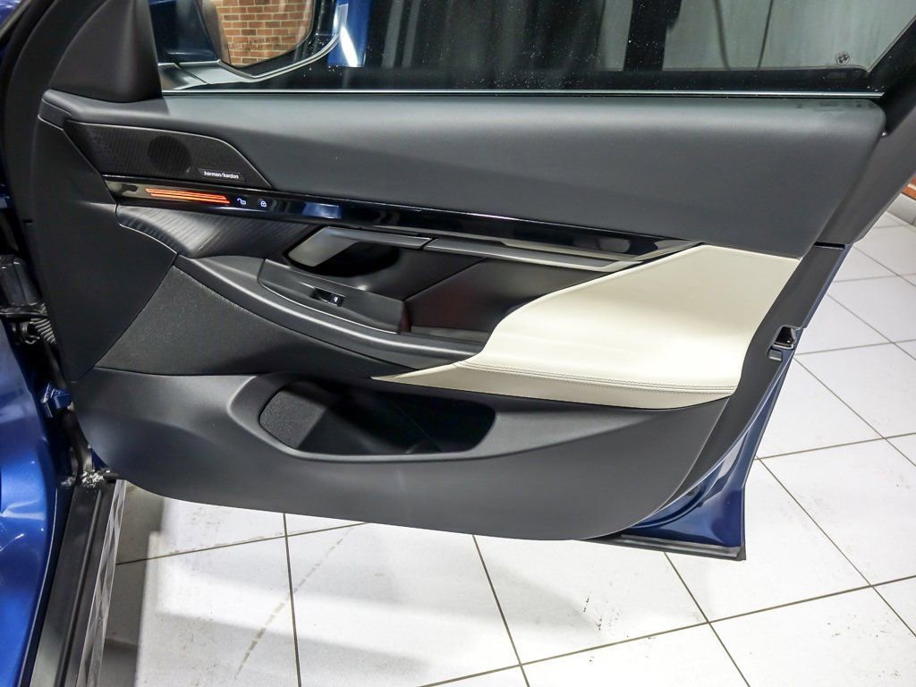 Used 2024 BMW 530i xDrive w/ Premium Package image 33