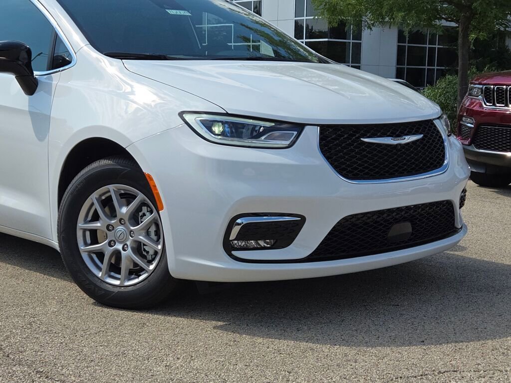 New 2026 Chrysler Pacifica Select image 2