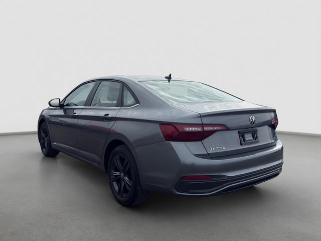 Used 2024 Volkswagen Jetta SE w/ Panoramic Sunroof Package image 4