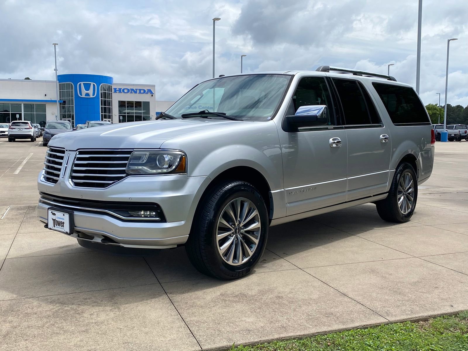 Used 2017 Lincoln Navigator L Select RWD image 3