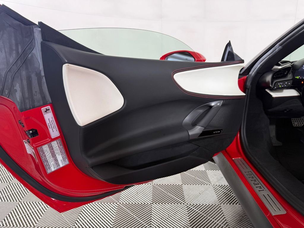 Used 2023 Ferrari SF90 Spider image 19