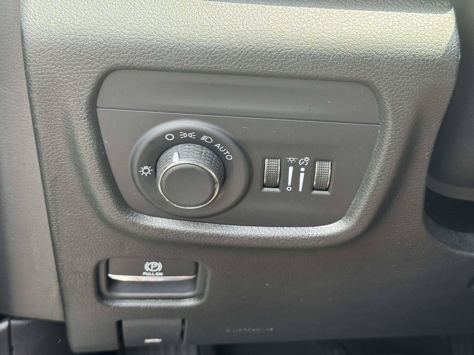 Used 2024 Jeep Grand Cherokee Altitude AWD/4WD image 19