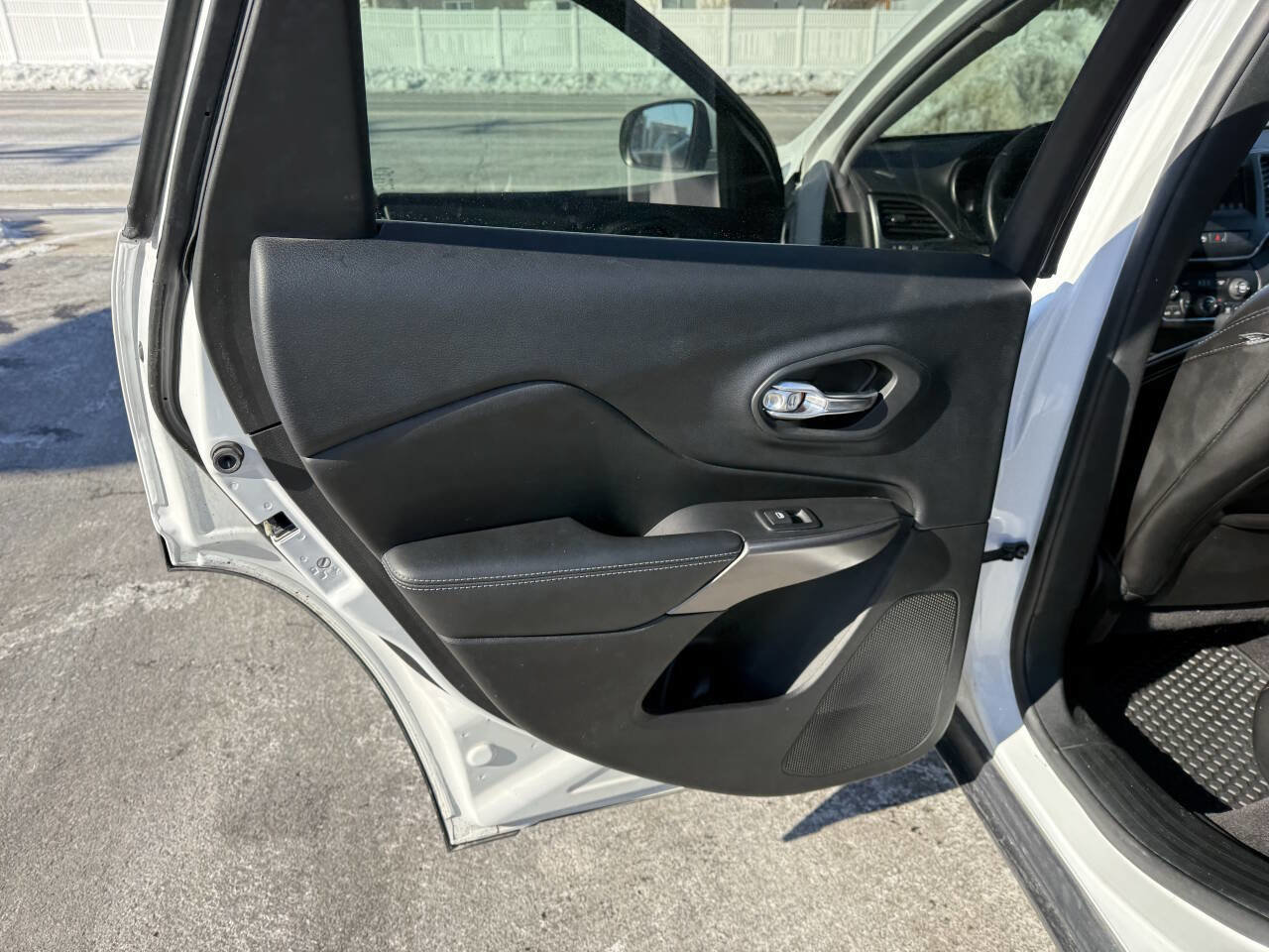 Used 2019 Jeep Cherokee Latitude Plus w/ Cold Weather Group image 18