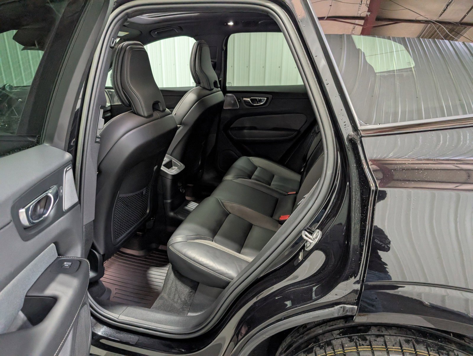 Used 2022 Volvo XC60 T8 R-Design w/ Advanced Package image 10