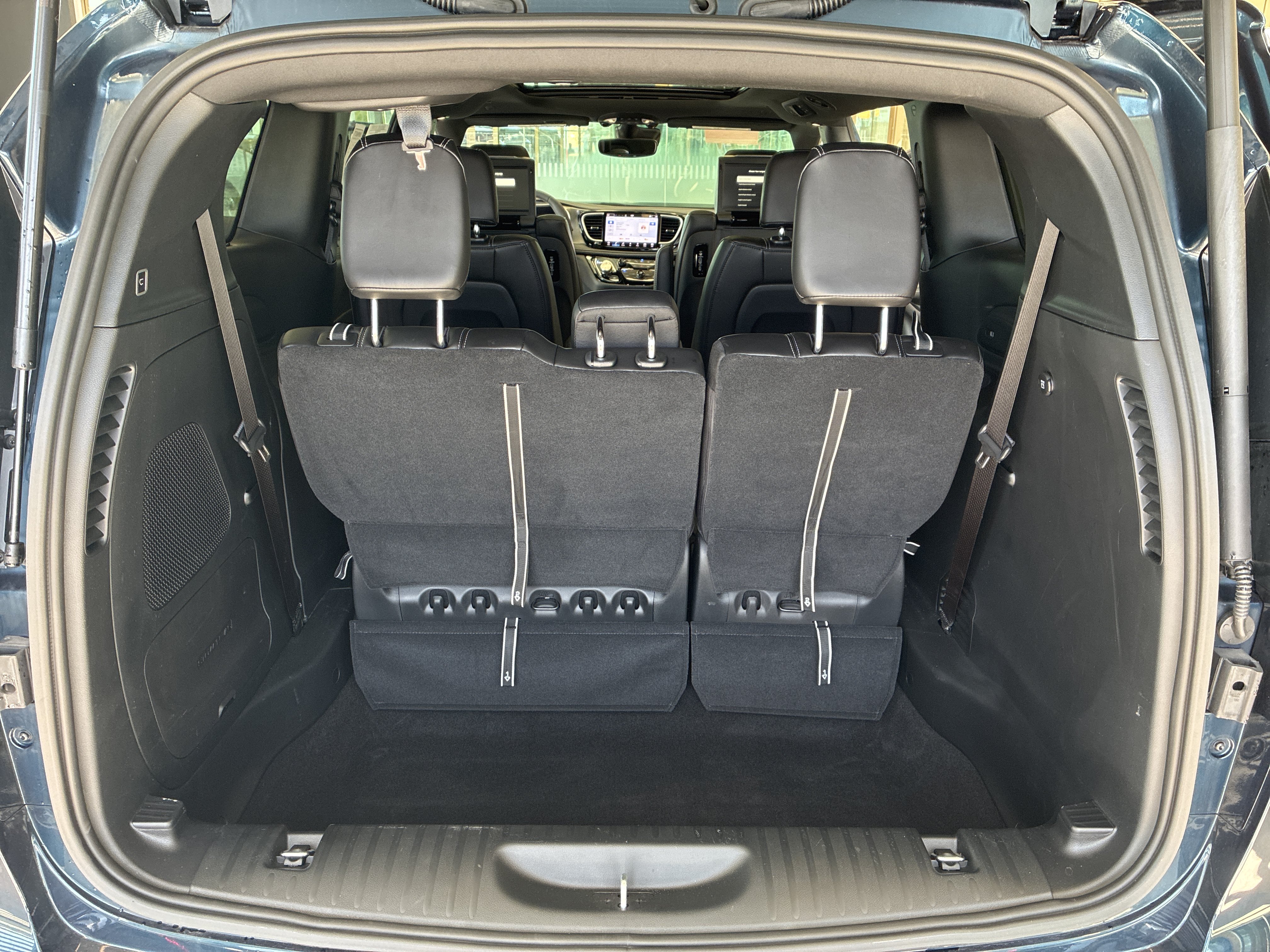 Certified 2025 Chrysler Pacifica Select w/ Uconnect Theater Family Group FWD image 11