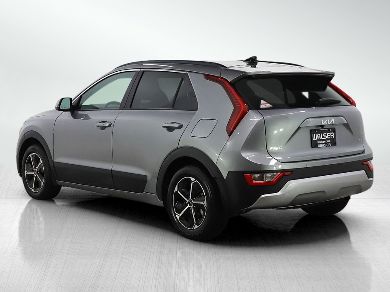 Used 2023 Kia Niro EX image 3