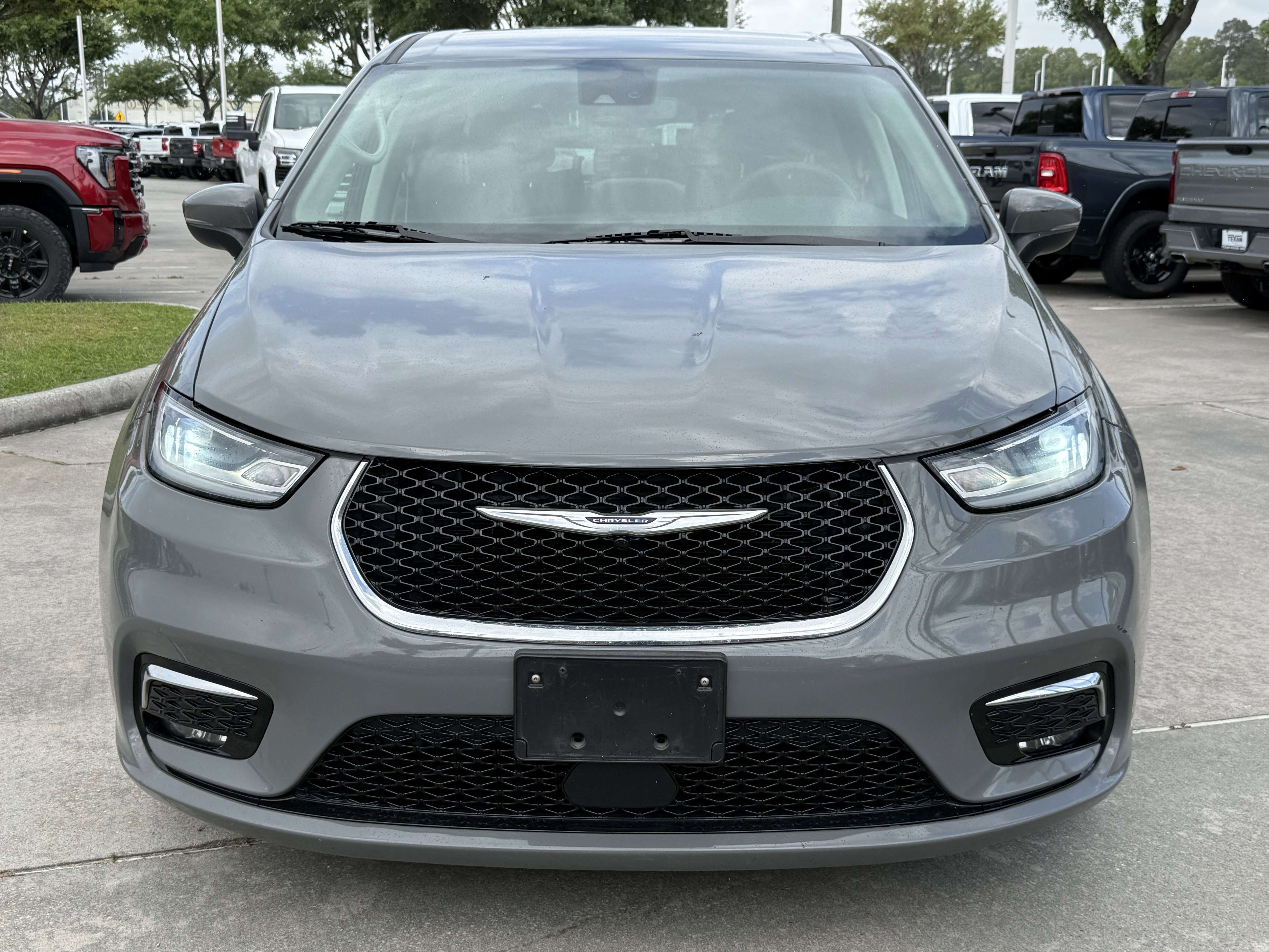 Used 2023 Chrysler Pacifica Touring-L image 12