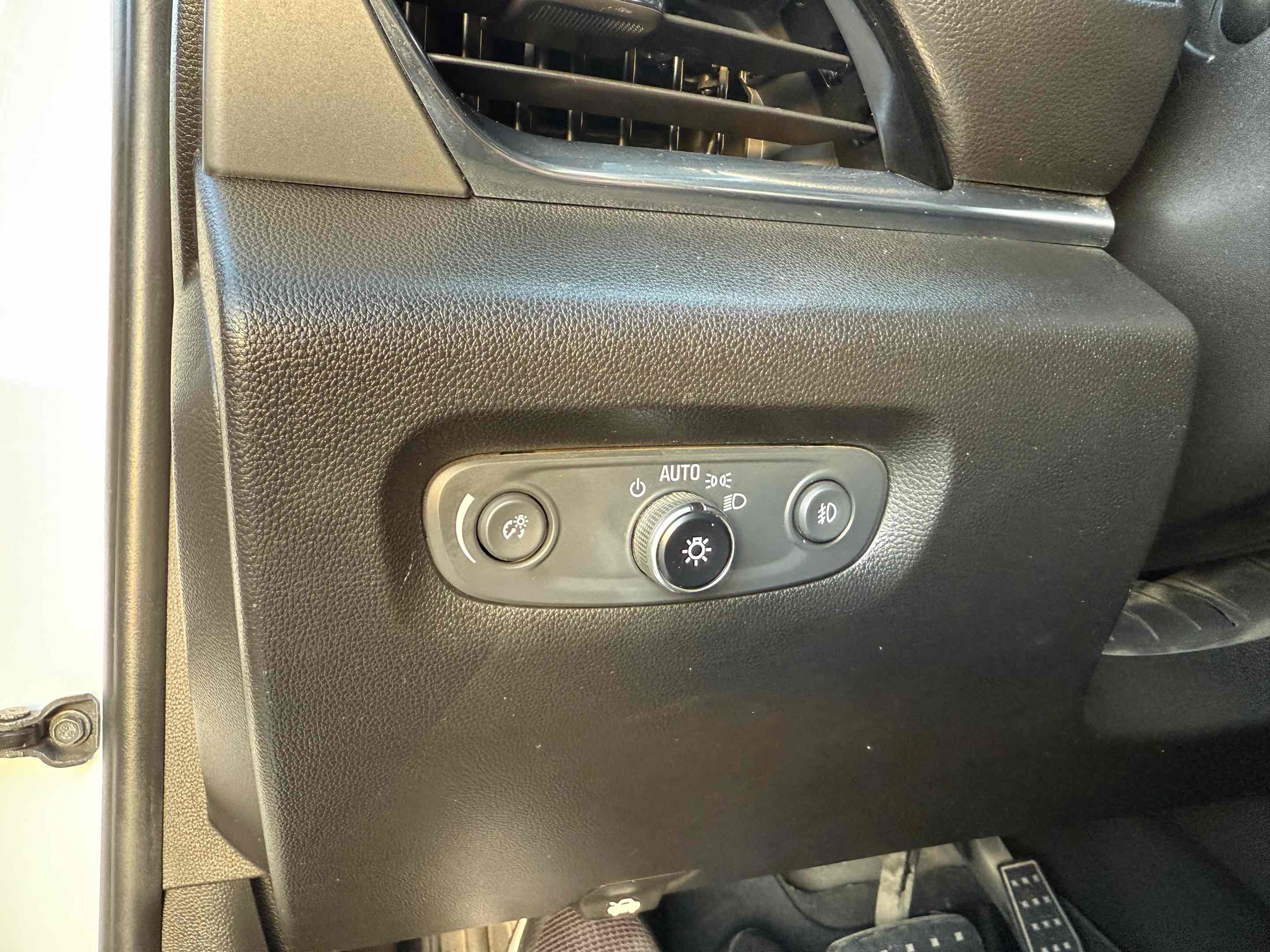 Used 2019 Chevrolet Traverse LT w/ LT Premium Package image 41