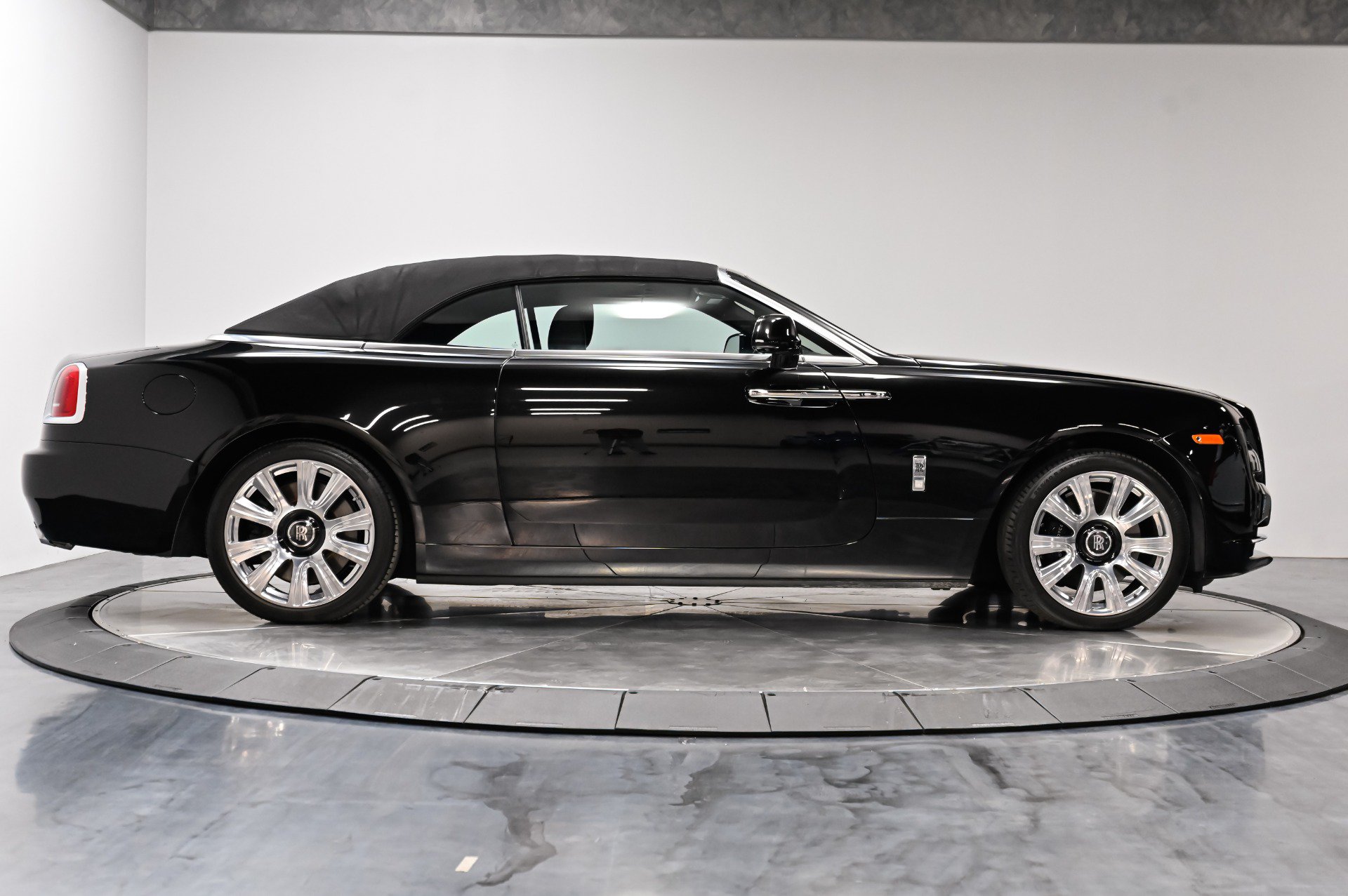 Used 2017 Rolls-Royce Dawn RWD image 27