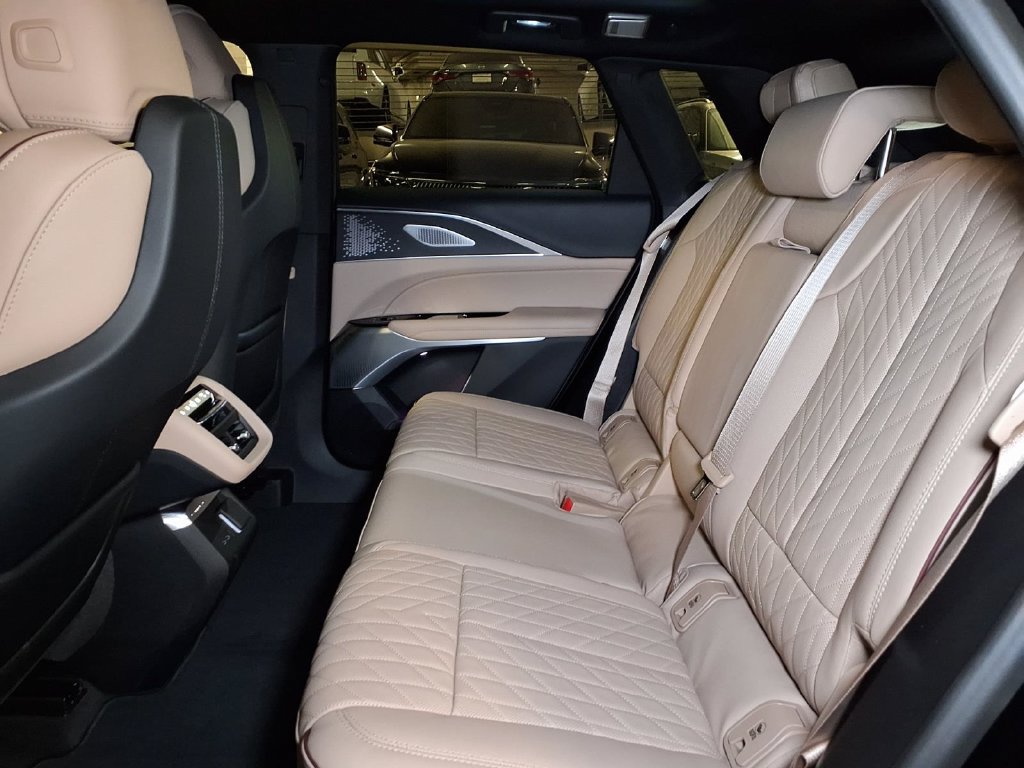 New 2026 Cadillac Lyriq Signature Luxury w/ Nappa Leather Package RWD image 12