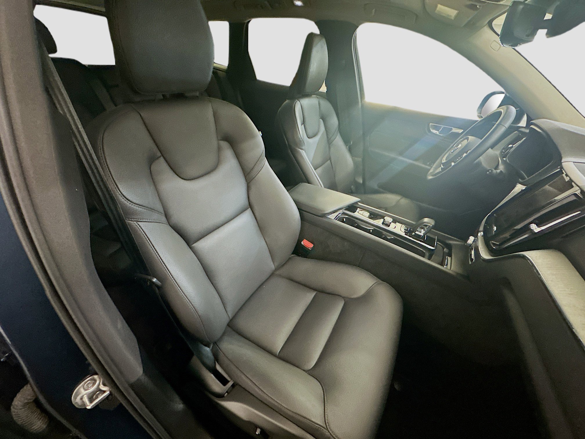 Used 2025 Volvo XC60 B5 Plus image 34