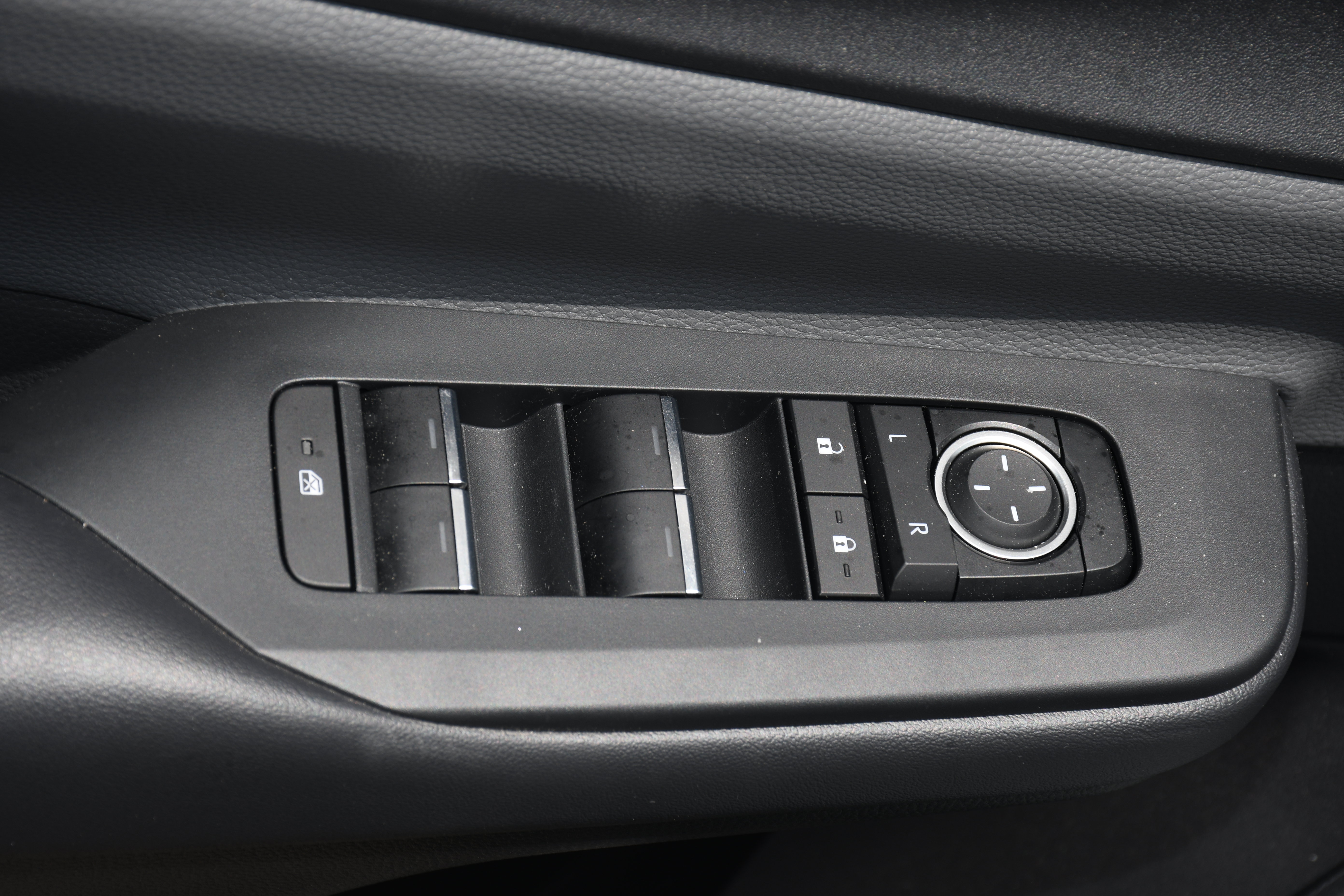 Used 2025 Toyota Prius XLE FWD image 10