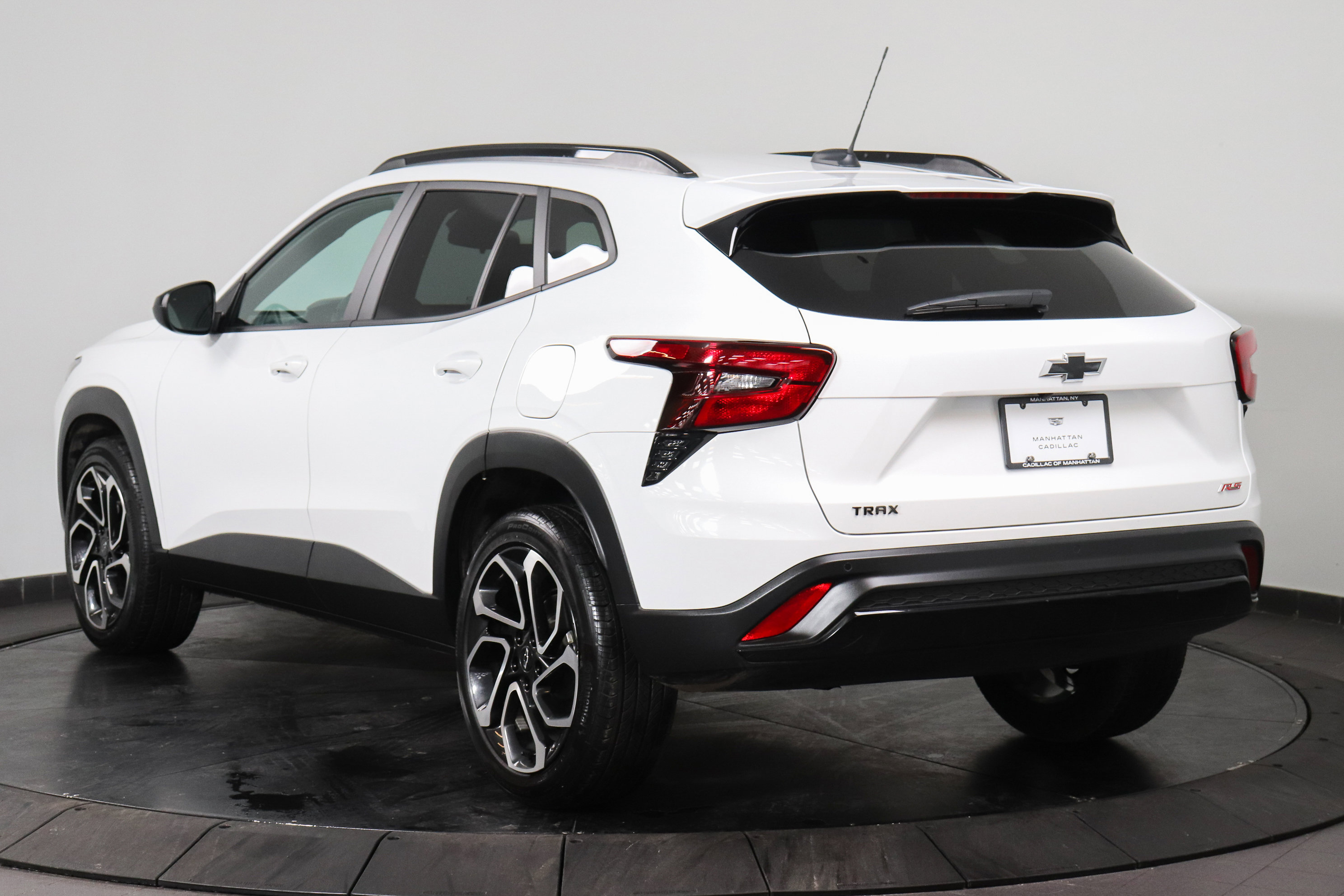 Used 2024 Chevrolet Trax RS w/ Sunroof Package image 3