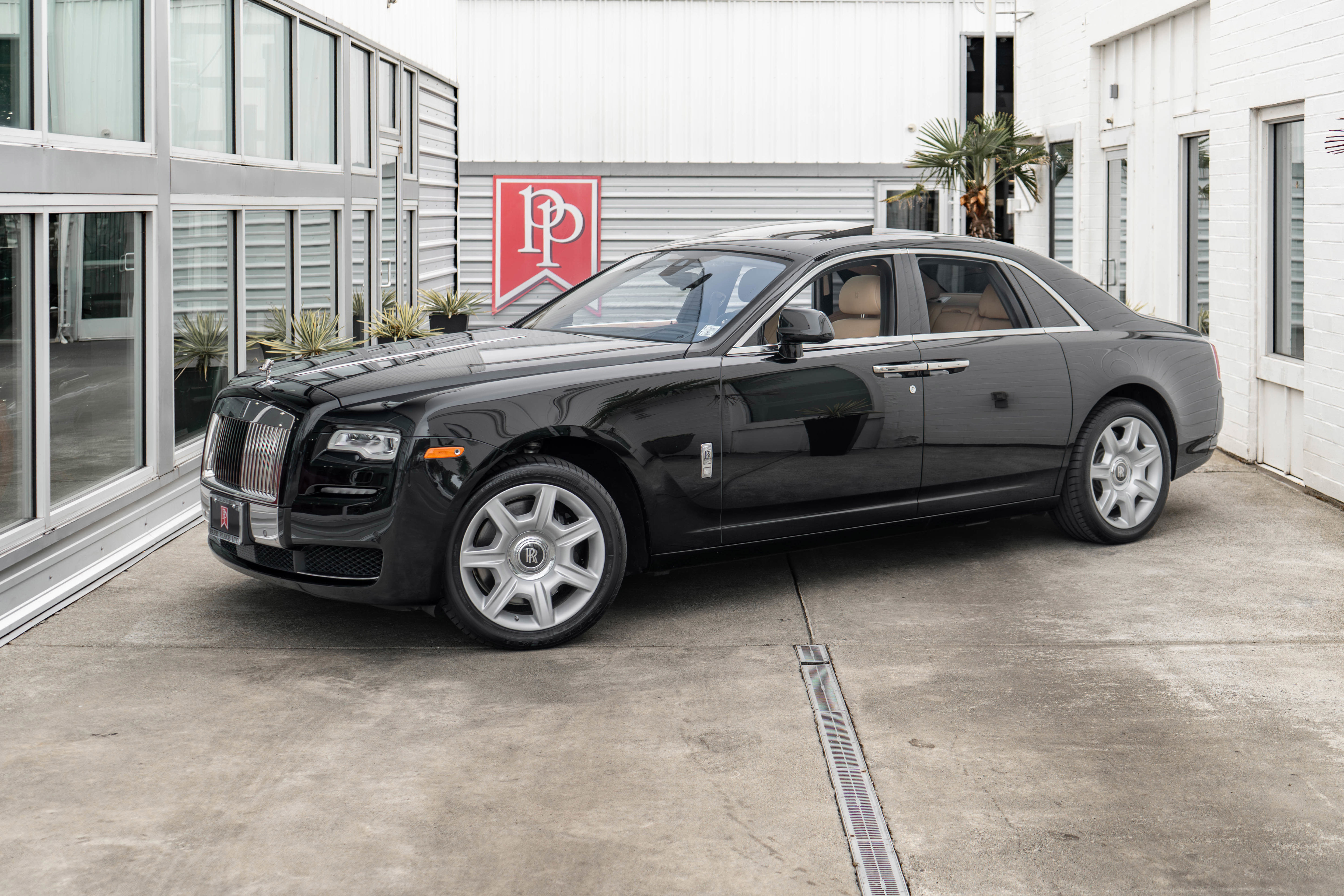 Used 2017 Rolls-Royce Ghost image 2