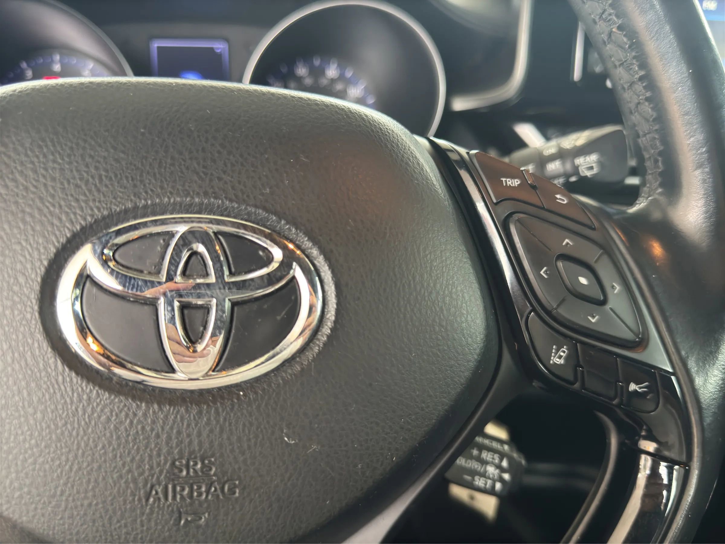 Used 2018 Toyota C-HR XLE FWD image 32