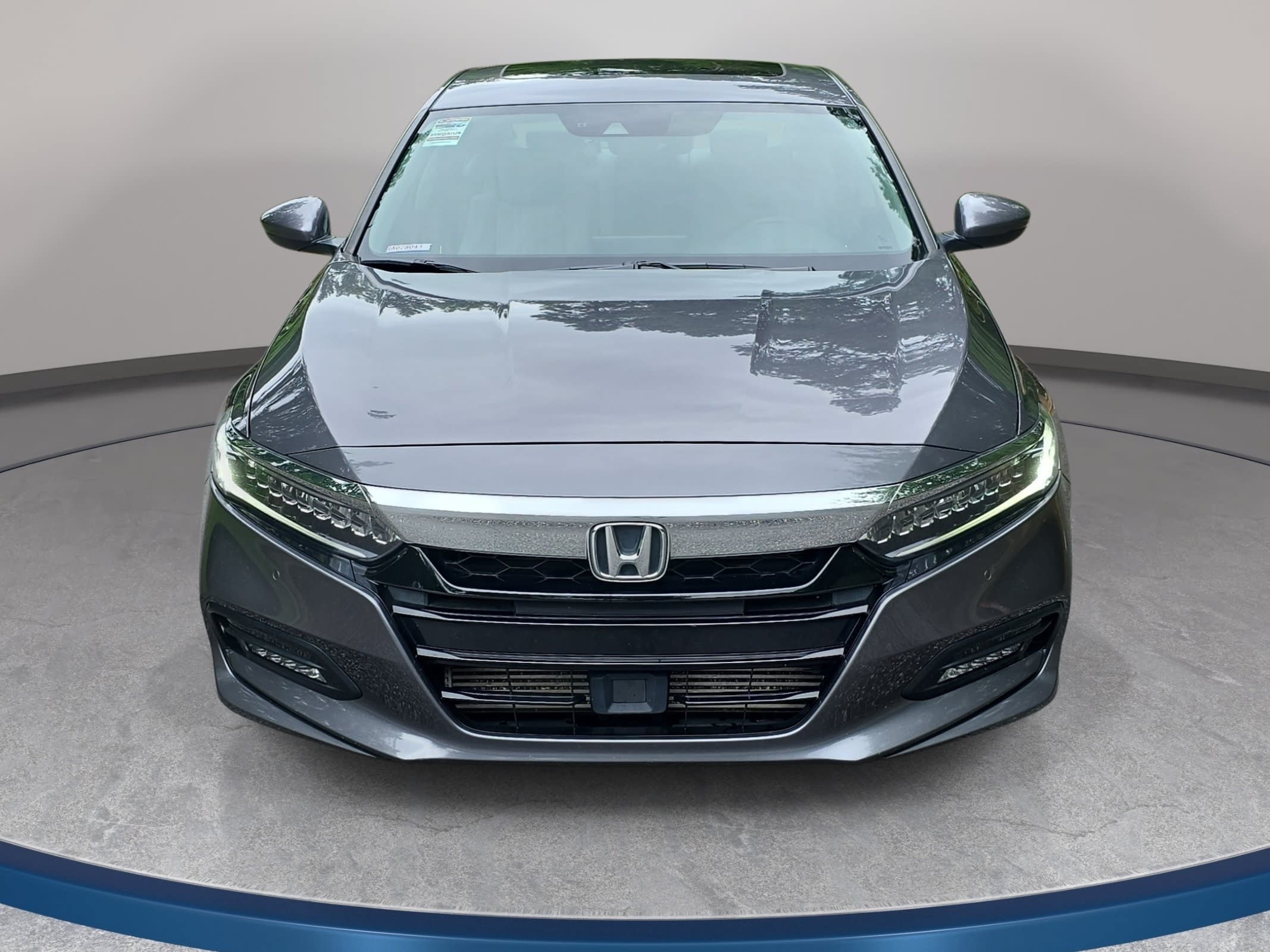 Used 2018 Honda Accord Touring image 2