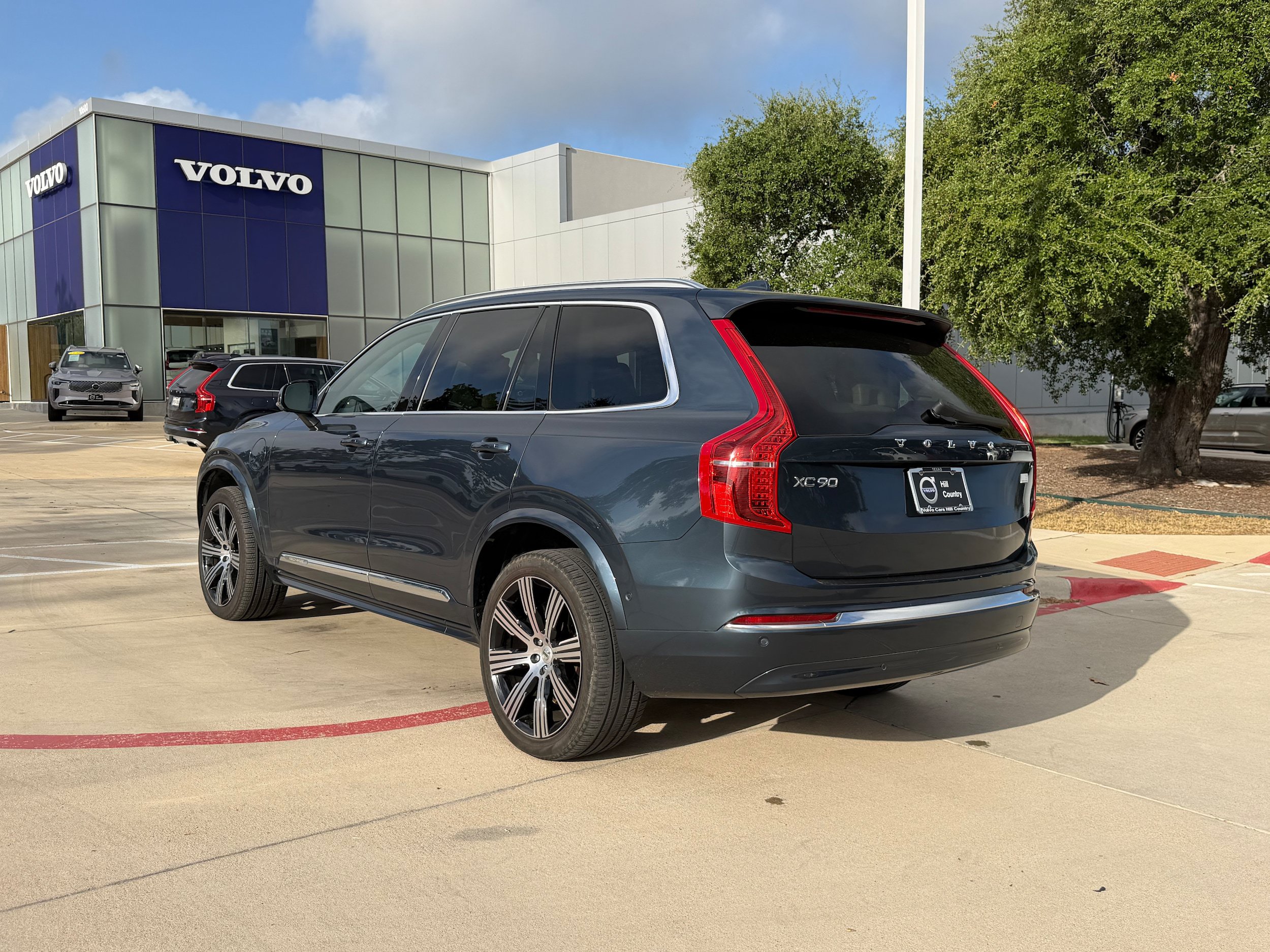 Certified 2024 Volvo XC90 T8 Plus AWD/4WD image 4