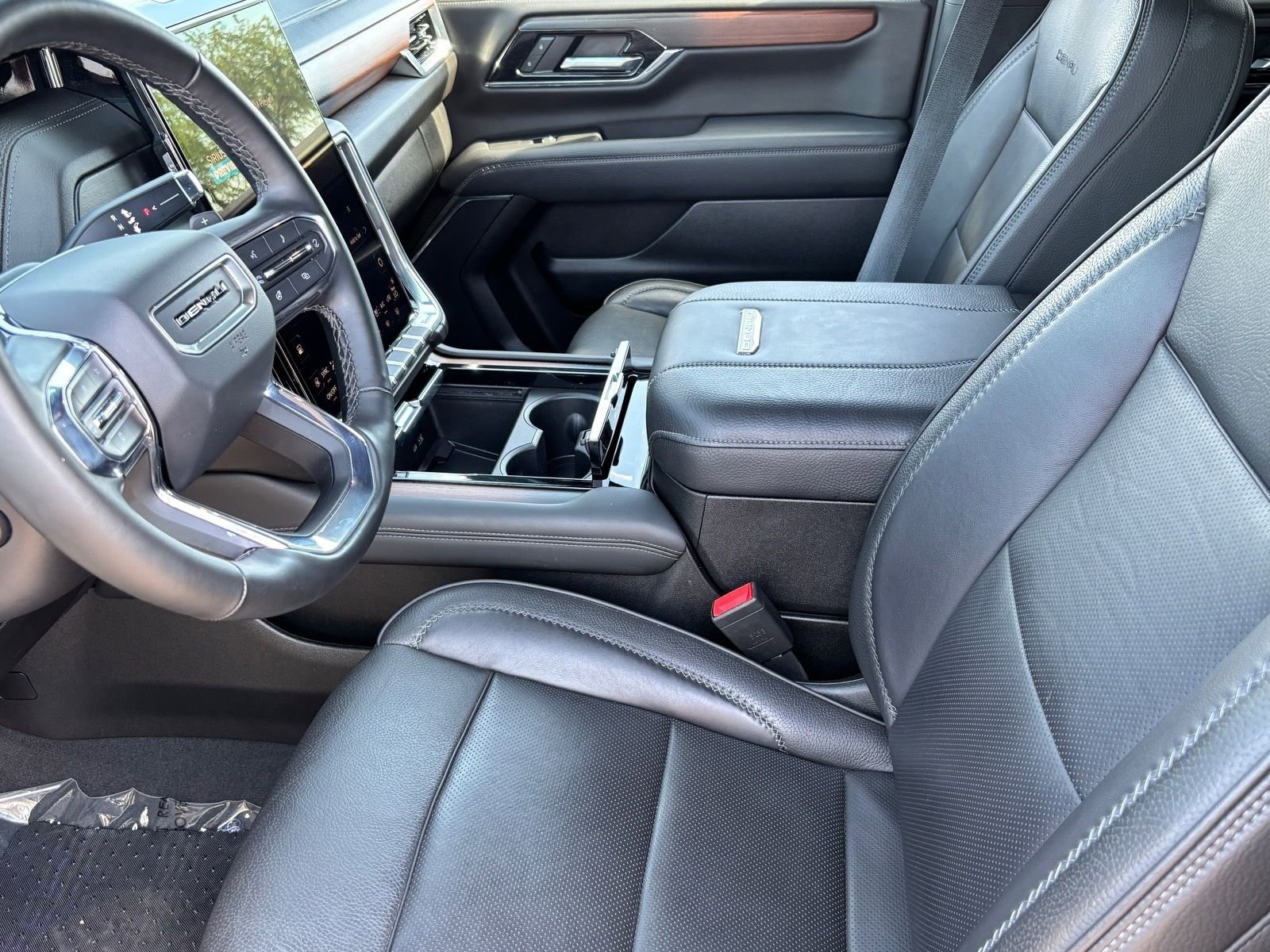 Used 2025 GMC Yukon XL Denali AWD/4WD image 17