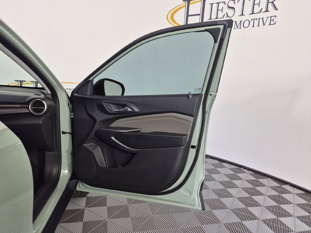 Used 2025 Chevrolet Trax ACTIV w/ Driver Confidence Package FWD image 35