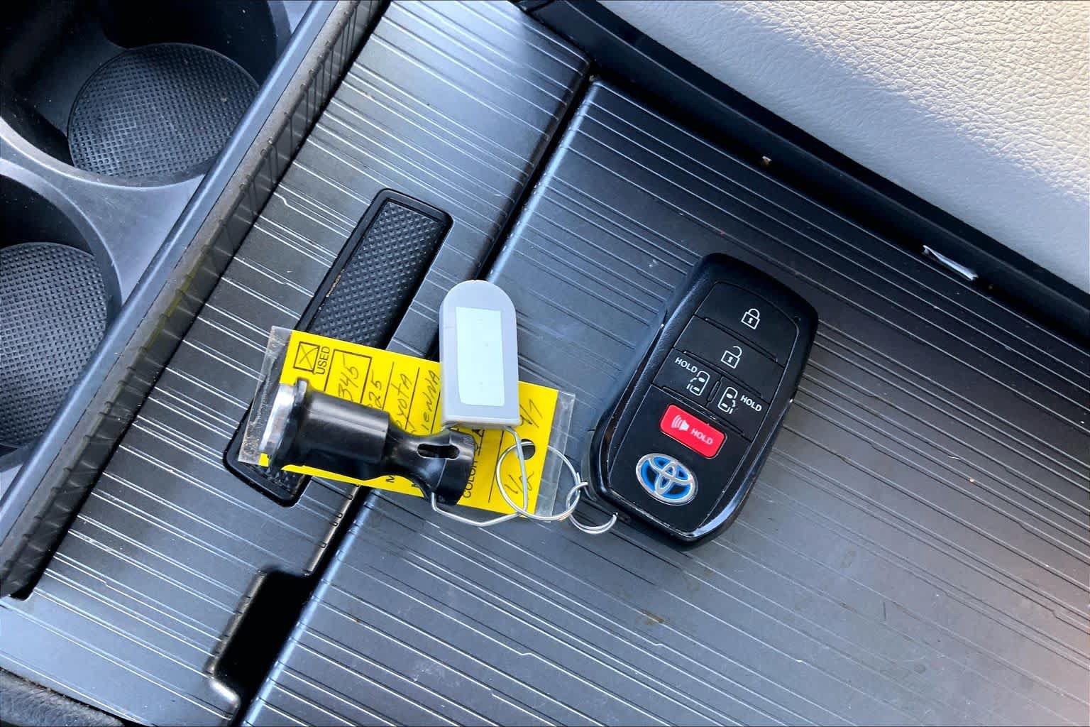 Used 2025 Toyota Sienna LE w/ LE Plus Package FWD image 15