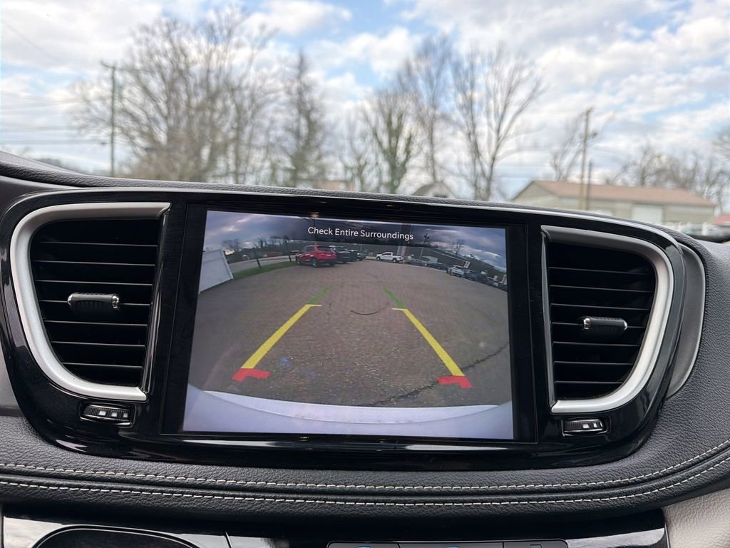 Used 2024 Chrysler Pacifica Select image 24
