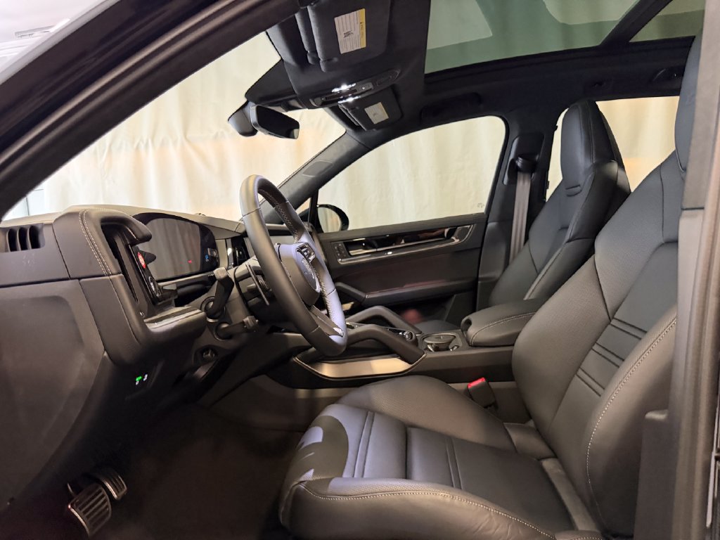 Certified 2025 Porsche Cayenne Turbo AWD/4WD image 5