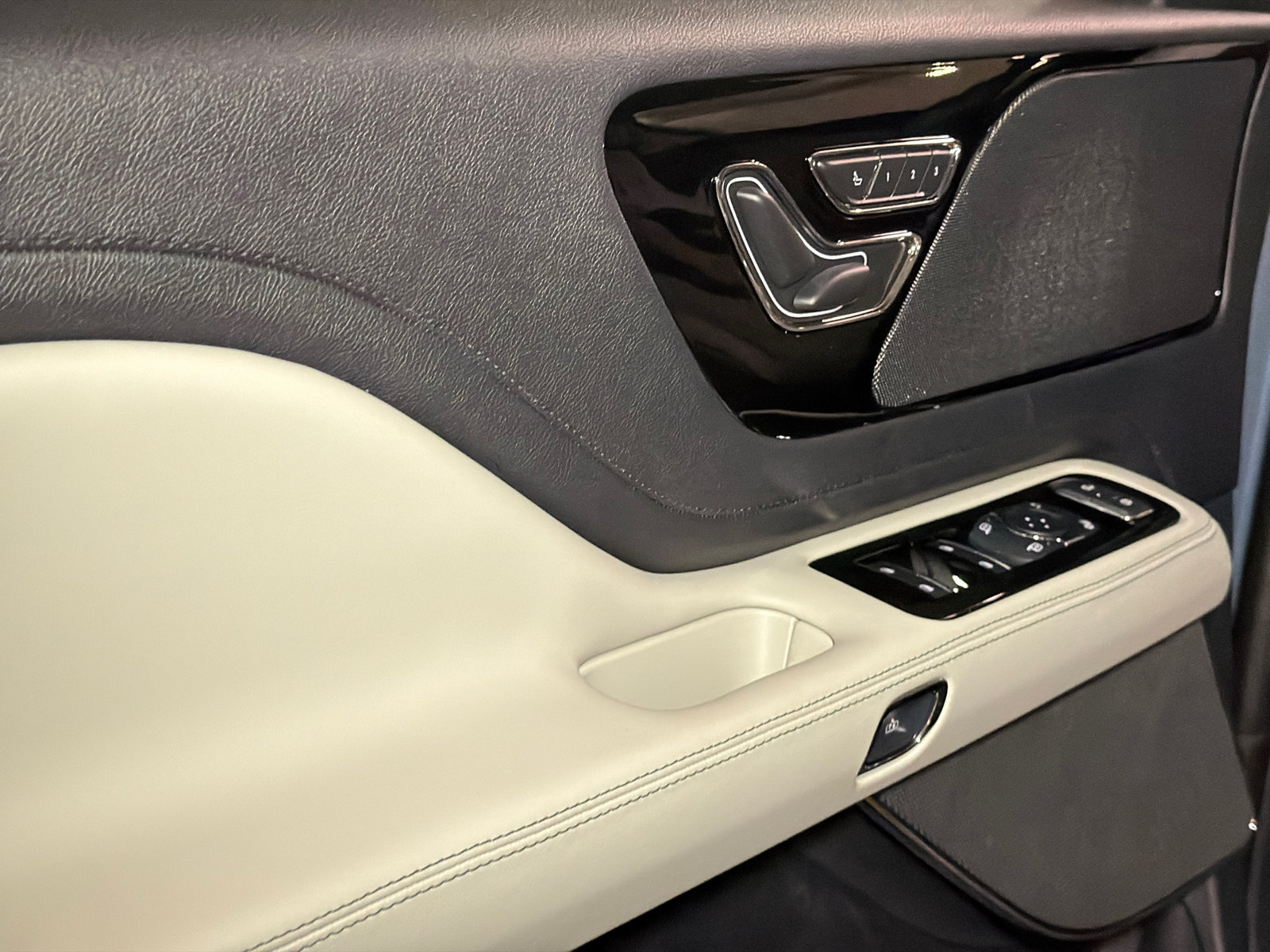 New 2027 Lincoln Aviator AWD image 21