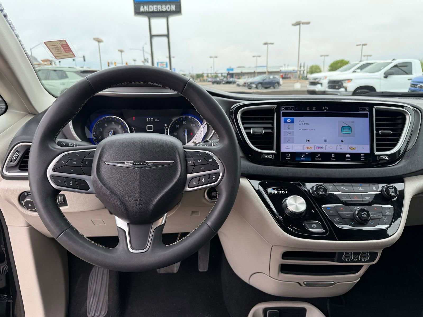 Used 2023 Chrysler Pacifica Touring-L image 16