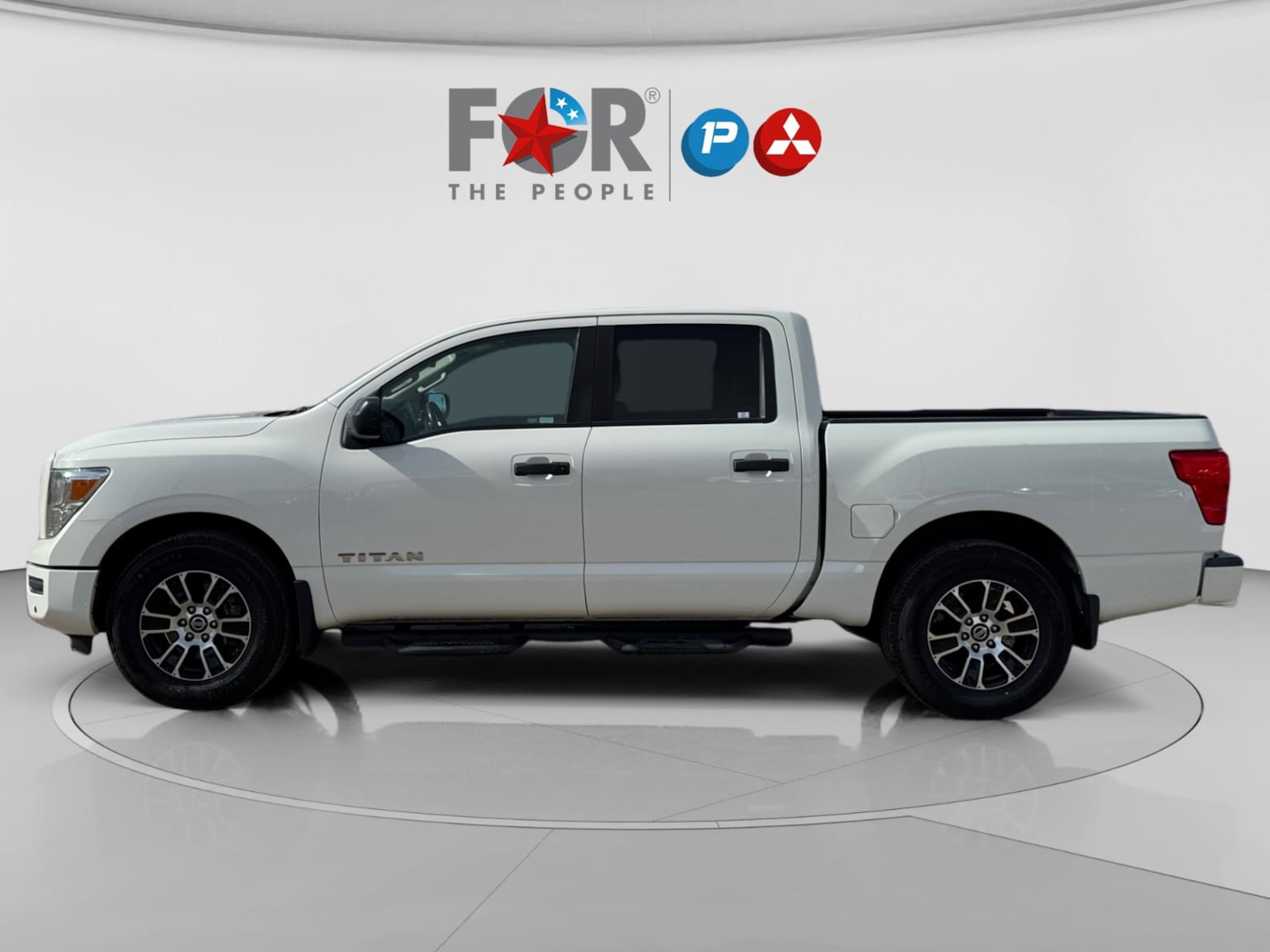 Used 2022 Nissan Titan SV w/ SV Convenience Package RWD image 2
