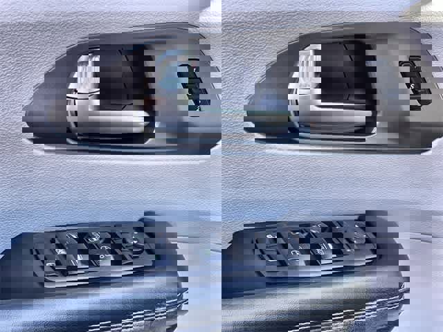 Used 2020 Chrysler Pacifica Touring-L w/ Tire & Wheel Group image 30