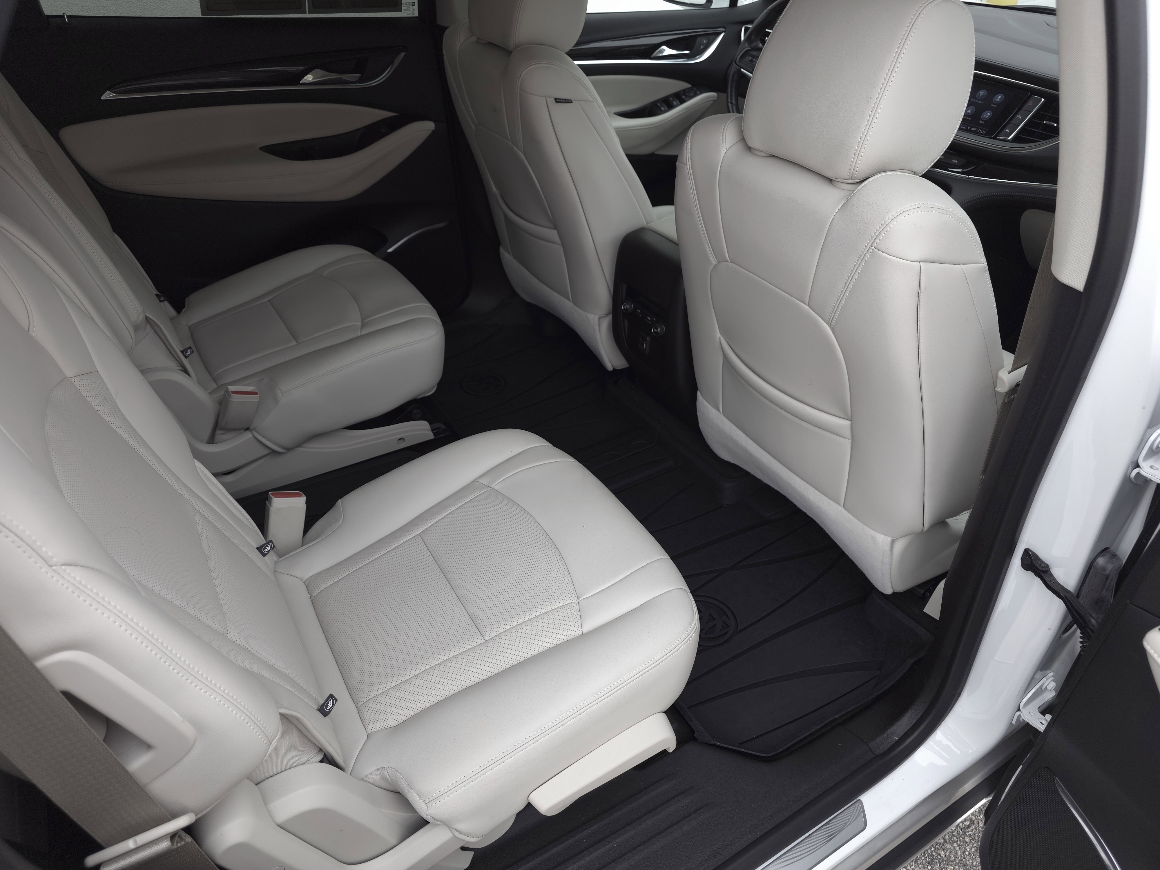 Used 2023 Buick Enclave Essence image 39