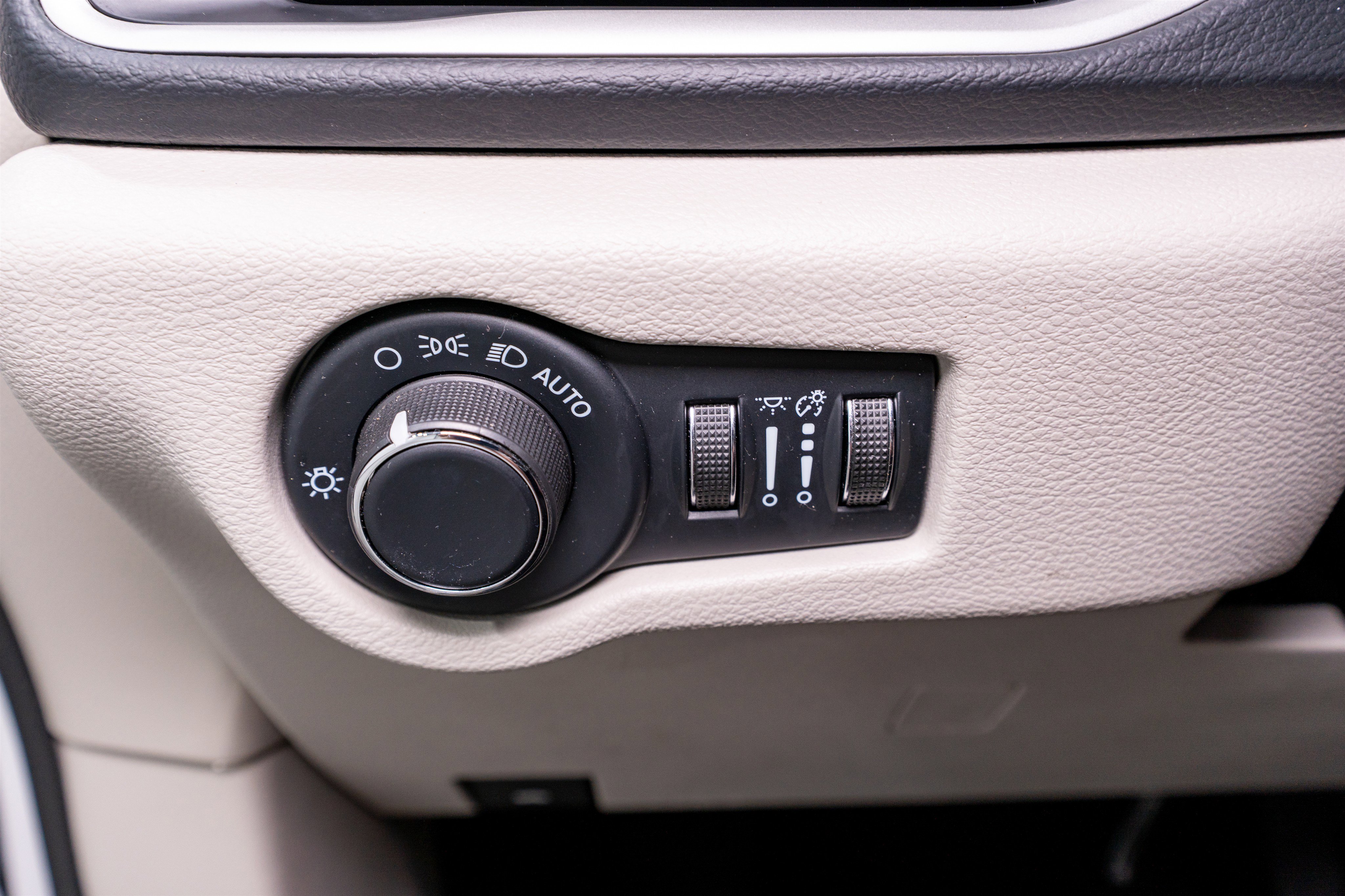 Used 2023 Chrysler Voyager LX FWD image 27
