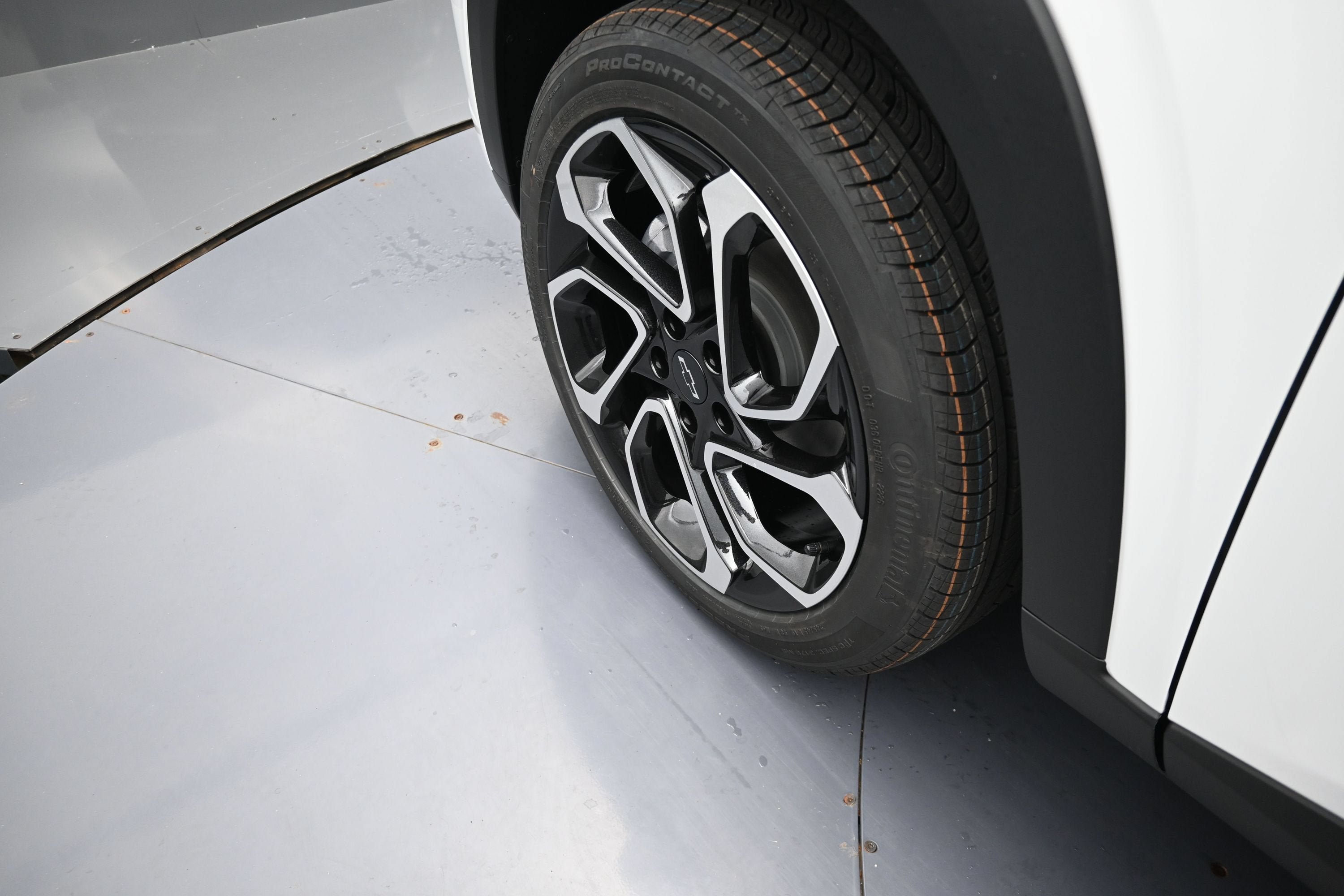New 2026 Chevrolet Trax RS w/ Sunroof Package FWD image 32