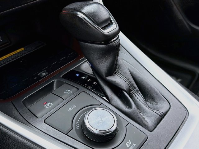 Used 2020 Toyota RAV4 Limited AWD/4WD image 18