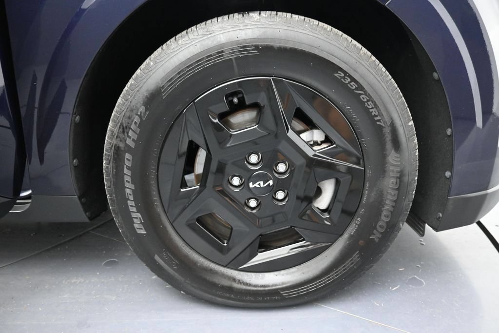 Used 2025 Kia Carnival FWD image 30
