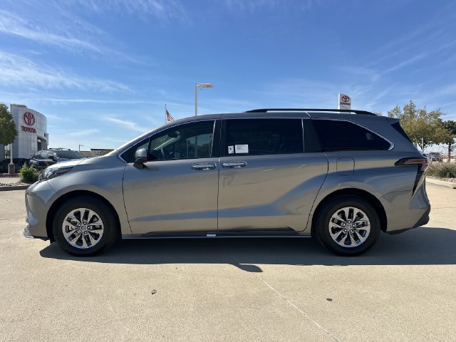 Used 2026 Toyota Sienna XLE FWD image 2