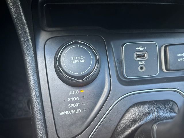 Used 2019 Jeep Cherokee Latitude Plus w/ Comfort/Convenience Group image 17