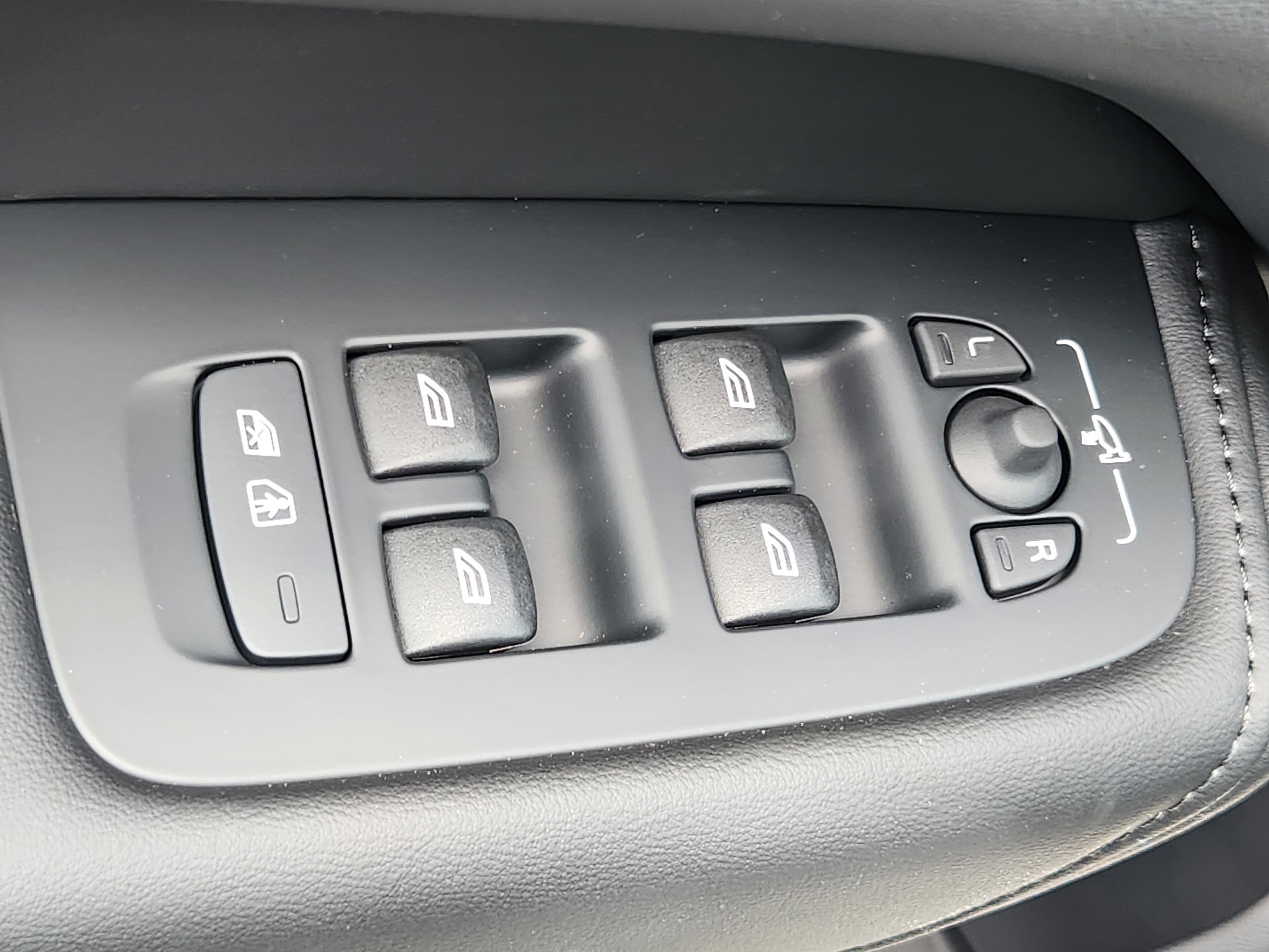 New 2025 Volvo XC60 B5 Plus w/ Protection Package Premier image 20