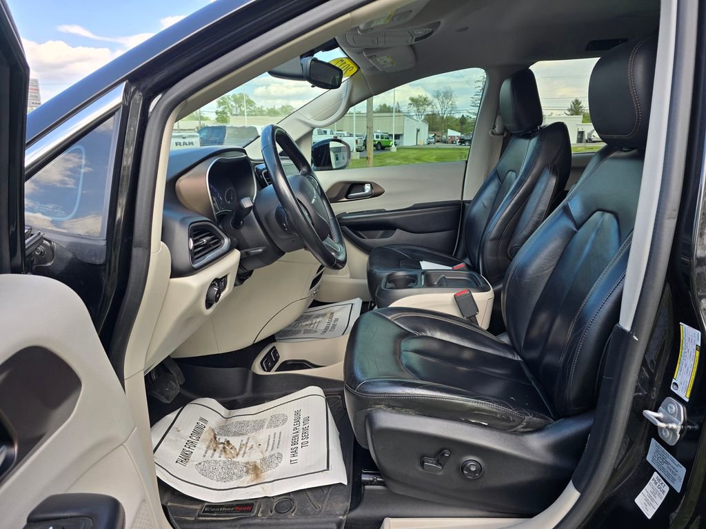 Used 2017 Chrysler Pacifica Touring-L FWD image 8
