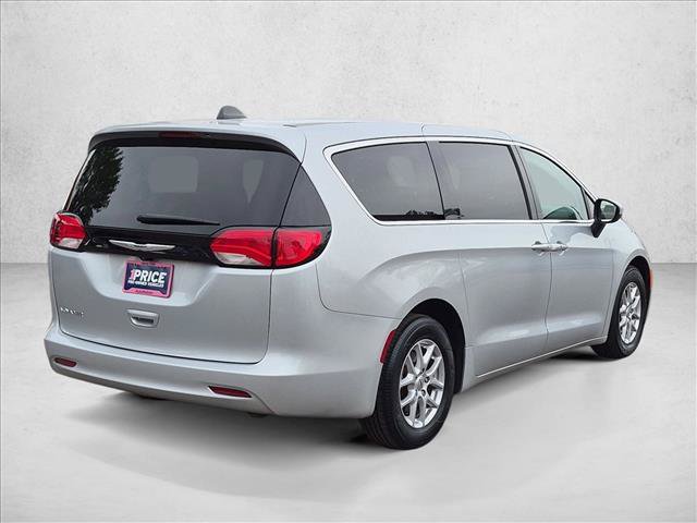 Used 2022 Chrysler Voyager LX FWD image 5
