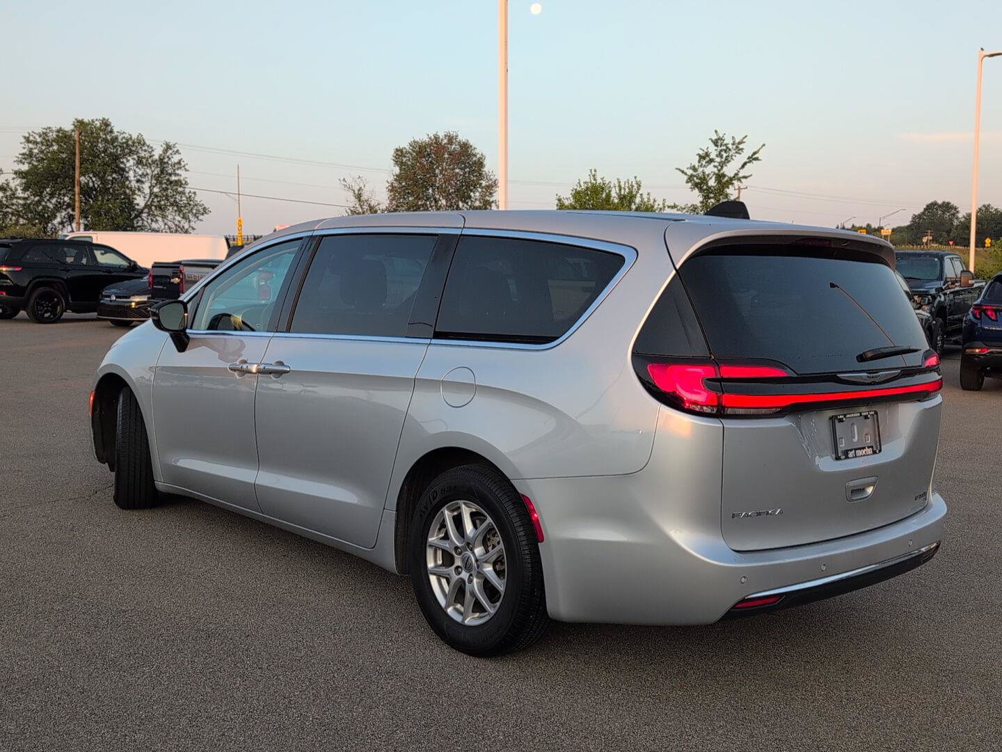 Used 2024 Chrysler Pacifica Touring-L FWD image 3